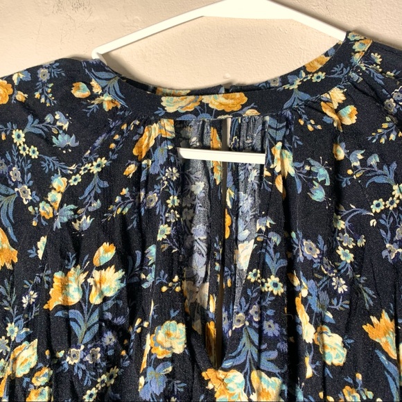 American Eagle black yellow floral keyhole front open back button up top Sz XS - Picture 2 of 9